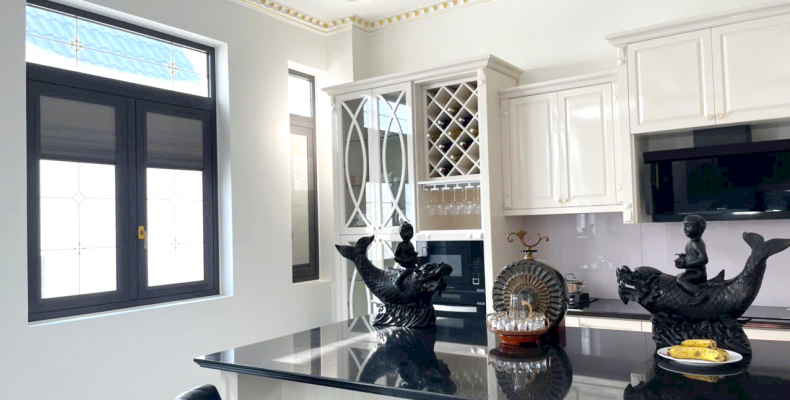 Cửa sổ hướng nắng gắt dễ ảnh hưởng đến tinh thần – dùng kính cản nhiệt giúp điều hòa khí