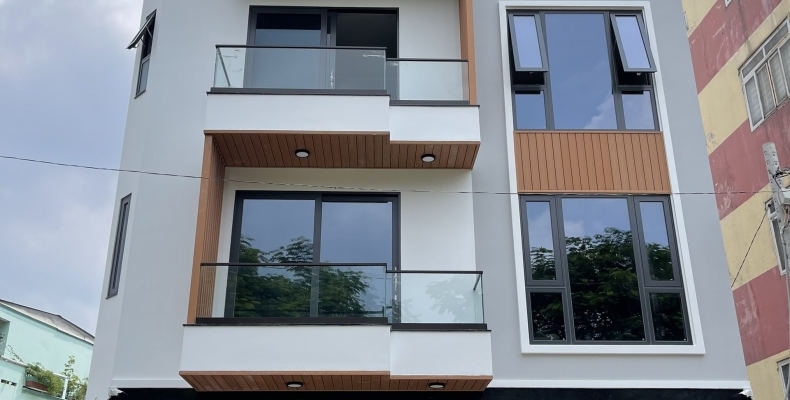 Phong thủy cửa chính: “Cửa chính là nơi nạp khí, không nên đối diện thang máy, nhà vệ sinh hay gương lớn”