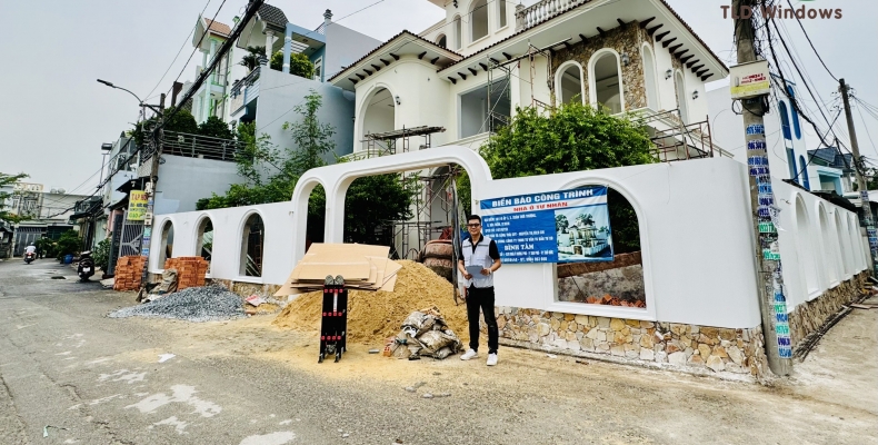 Tổng chi phí lắp cửa nhôm hệ lùa/mở quay cho biệt thự: bảng tham khảo 2025
